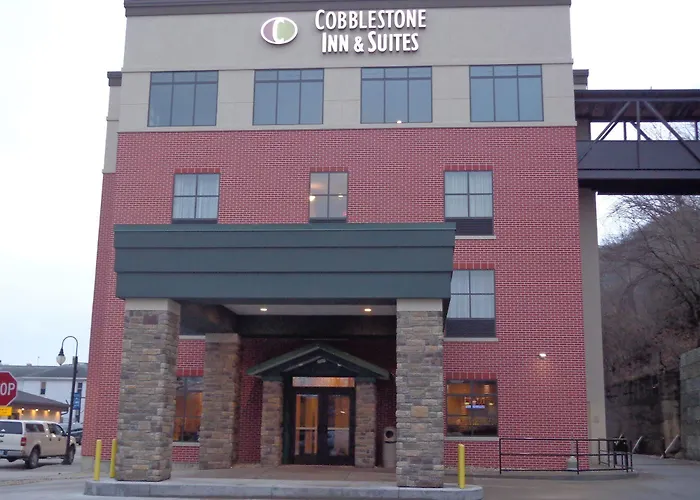 Cobblestone Inn & Suites - Marquette