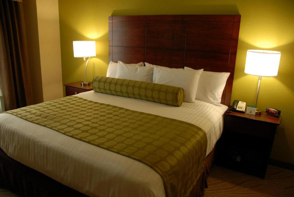 Hotel Cobblestone & - Marquette